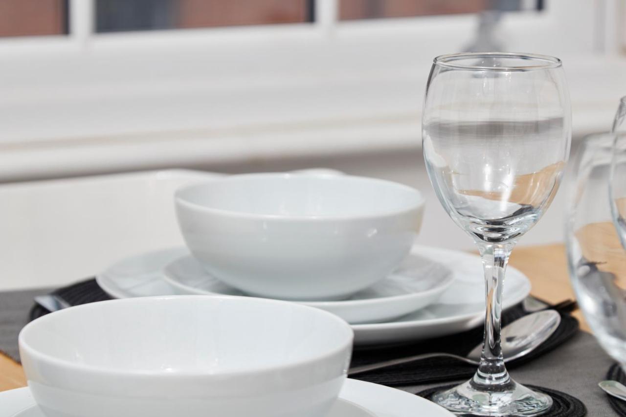 Fantastic Central Stratford Two Bedroom Apartment By Purestay Short Lets & Serviced Accommodation With Parking Exterior foto