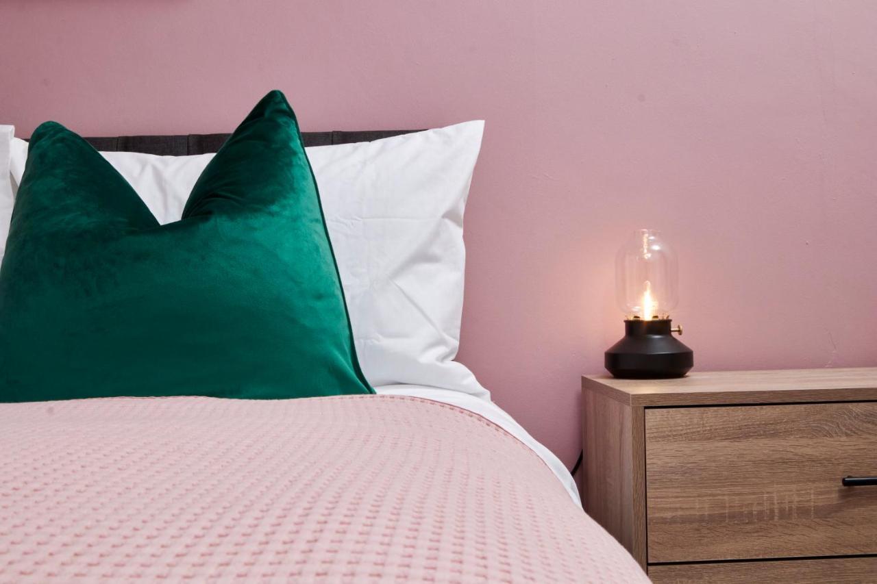 Fantastic Central Stratford Two Bedroom Apartment By Purestay Short Lets & Serviced Accommodation With Parking Exterior foto