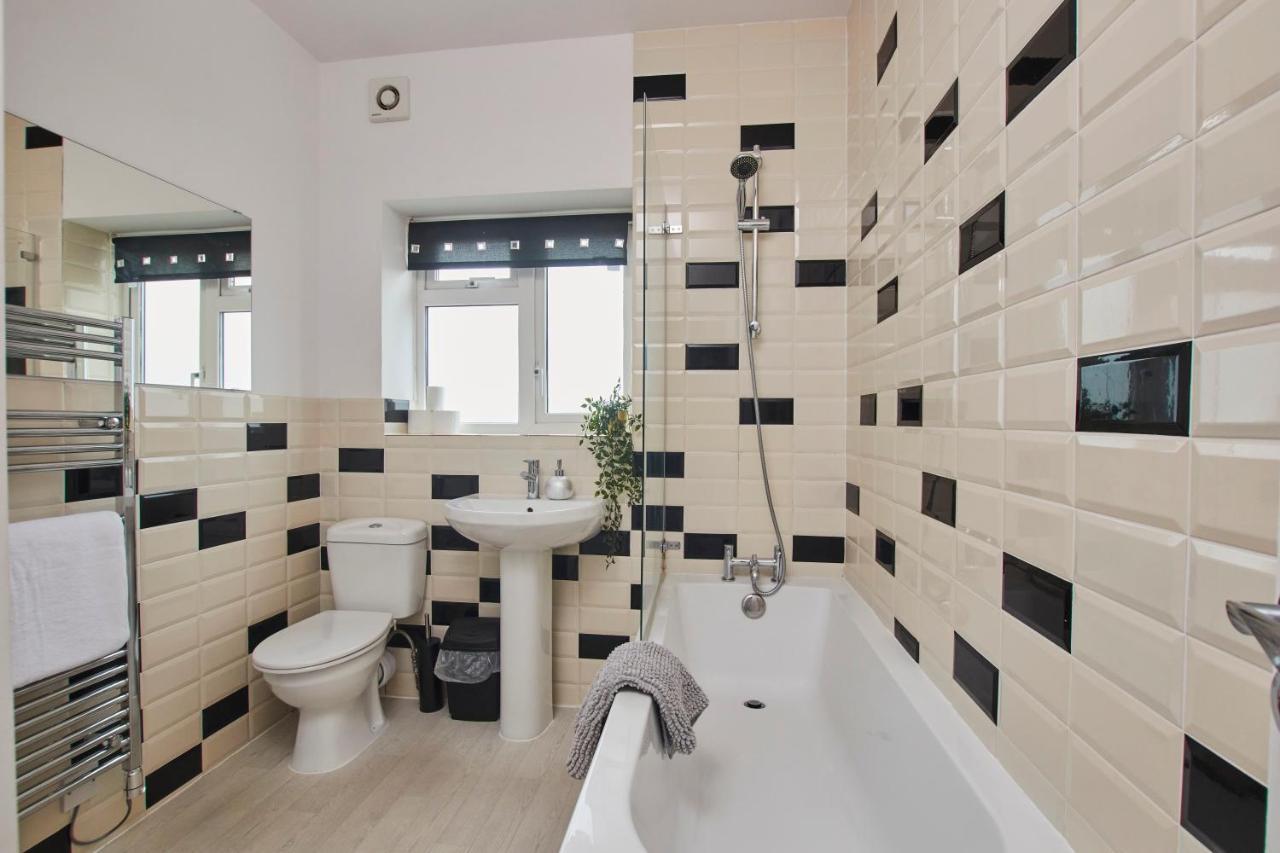 Fantastic Central Stratford Two Bedroom Apartment By Purestay Short Lets & Serviced Accommodation With Parking Exterior foto